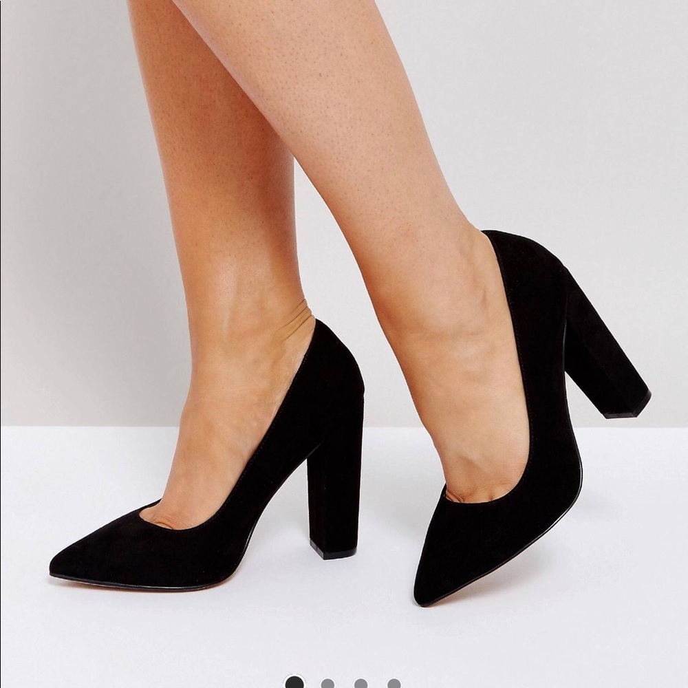 Black pointed toe heel